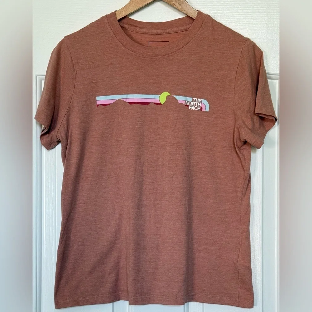 🌄 The North Face Women’s Graphic Tee Large Rust Pink Retro Mountain Logo Shirt - Picture 1 of 13